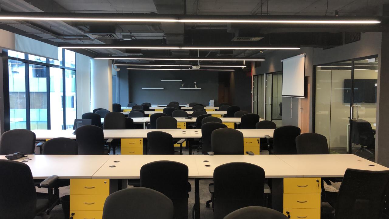 PLUG & PLAY OFFICE SPACE